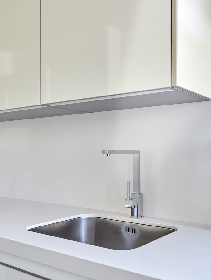 Cocina Minimalista en Blanco y Acero  (San Sebastián de los Reyes, Madrid)