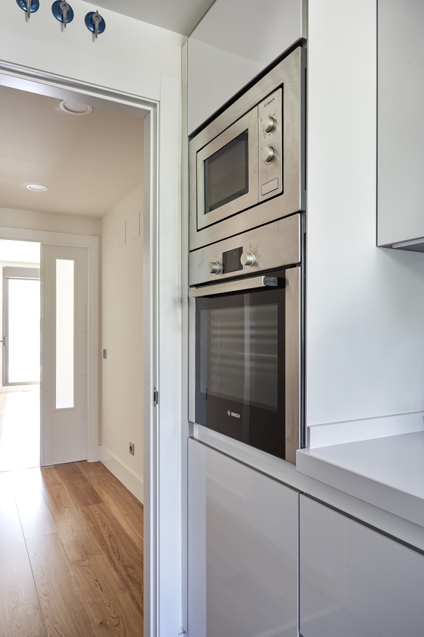 Cocina Minimalista en Blanco y Acero  (San Sebastián de los Reyes, Madrid)