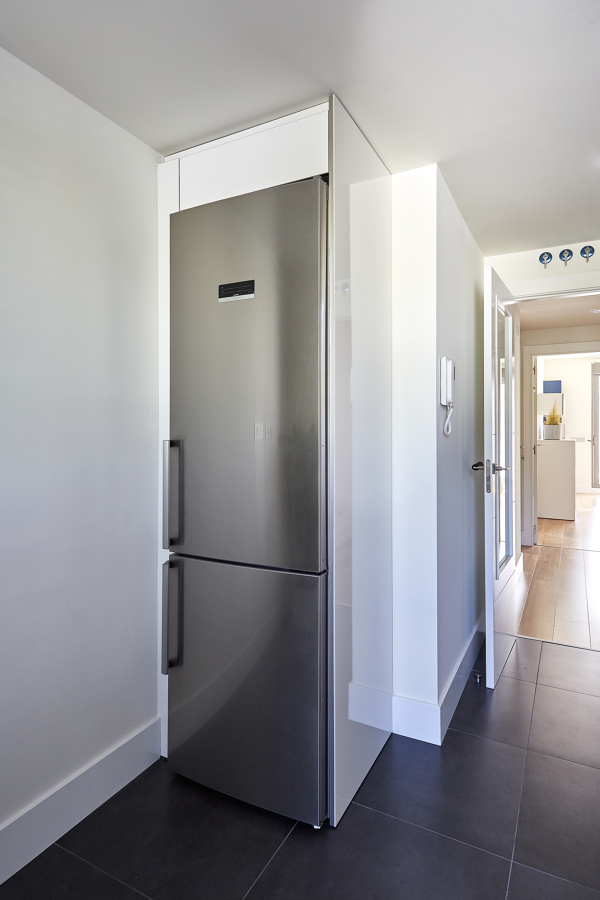 Cocina Minimalista en Blanco y Acero  (San Sebastián de los Reyes, Madrid)