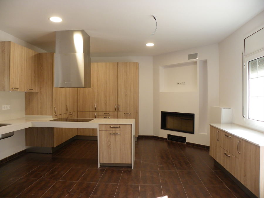 Cocina moderna adaptada a silla de ruedas