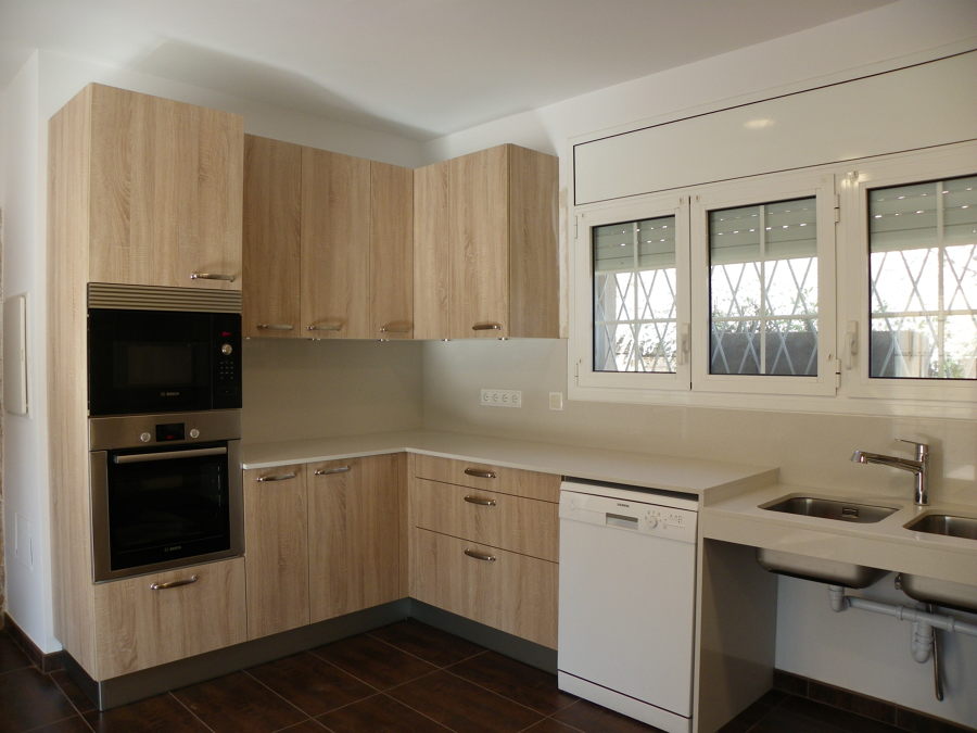 Cocina moderna adaptada a silla de ruedas