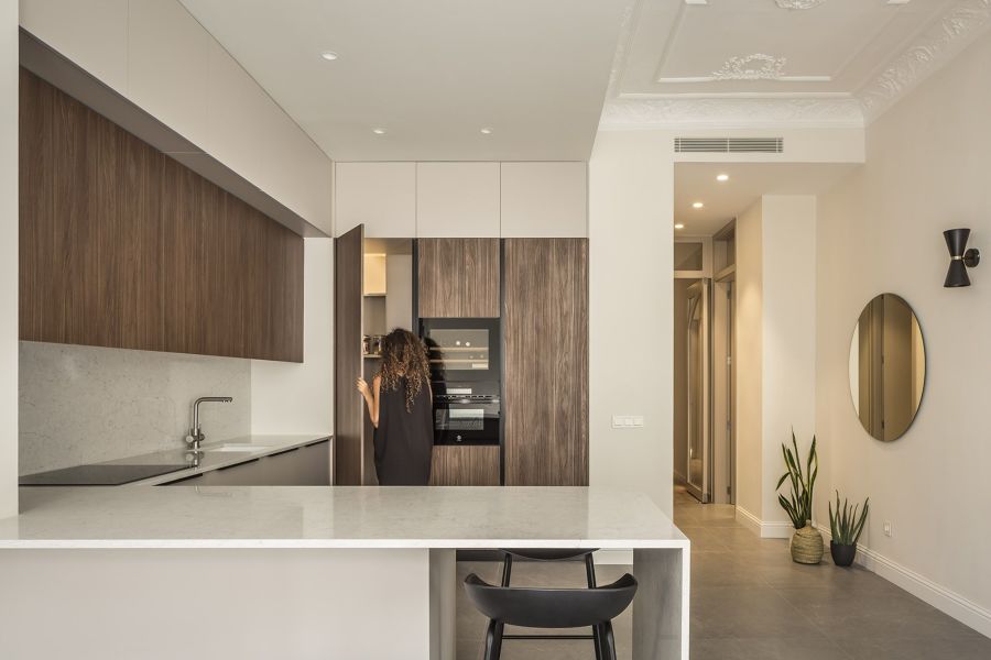 Cocina moderna blanca con barra