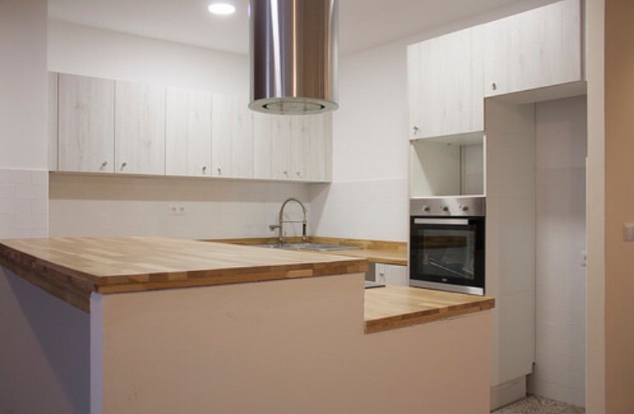 Cocina moderna con bancada de madera