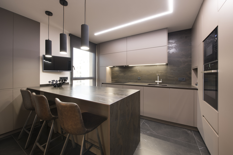 Cocina moderna con tonalidades oscuras