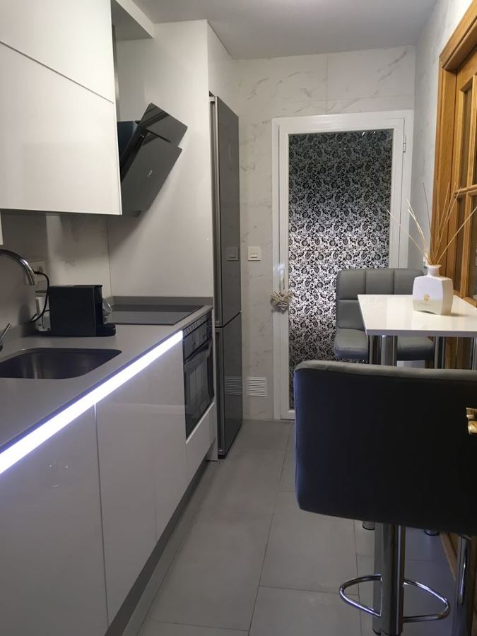 Cocina moderna reducida