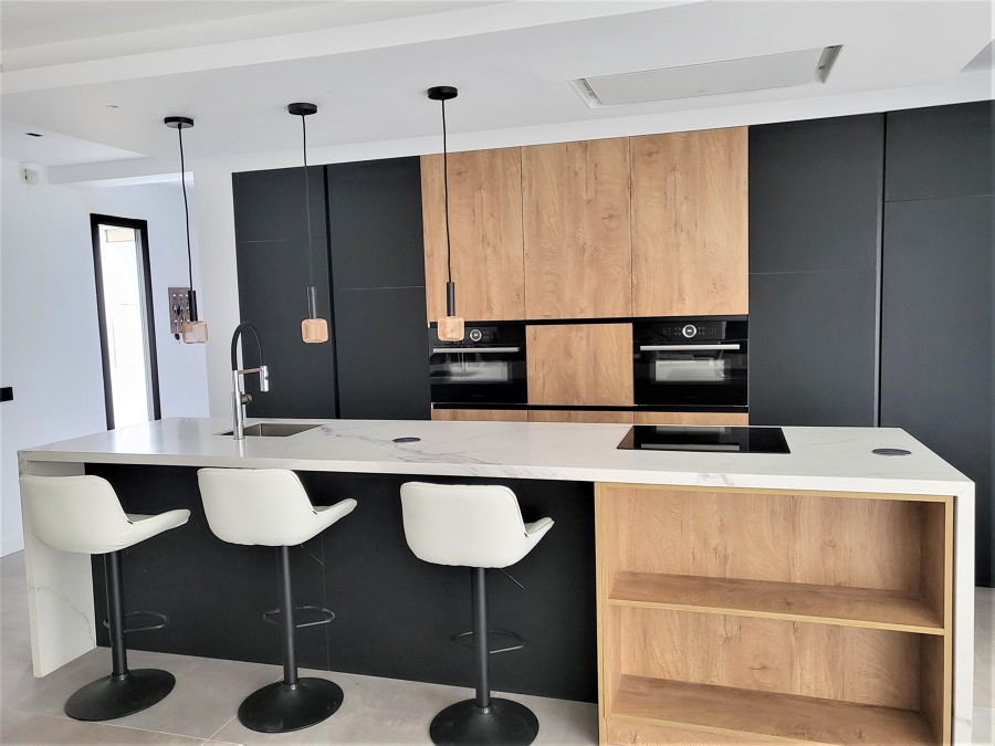 COCINA NEGRA Y MADERA