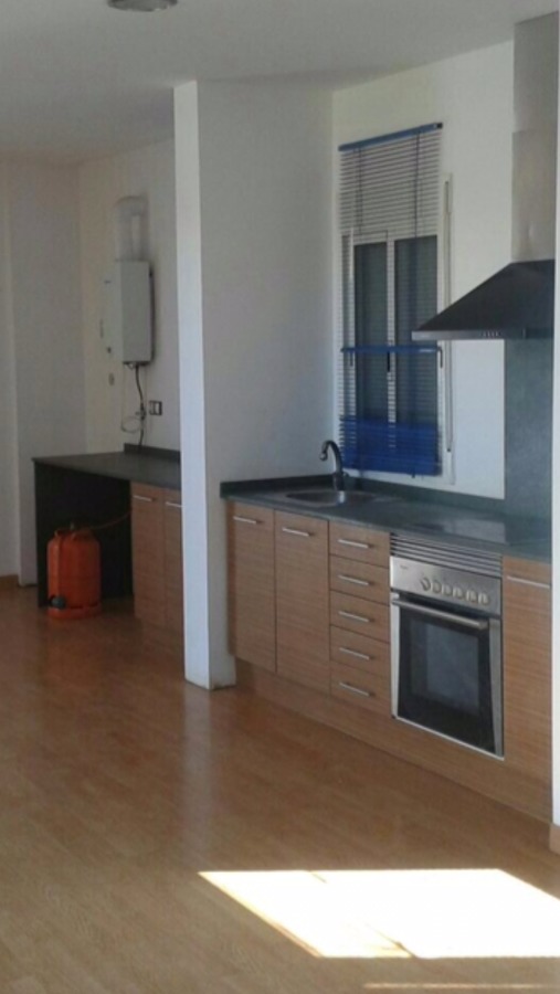 Cocina, parquet y ventana 