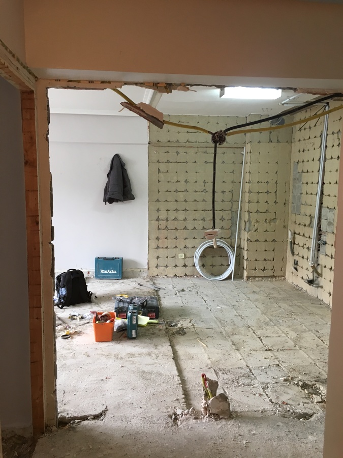 COCINA PICADA Y DESESCOMBRADA