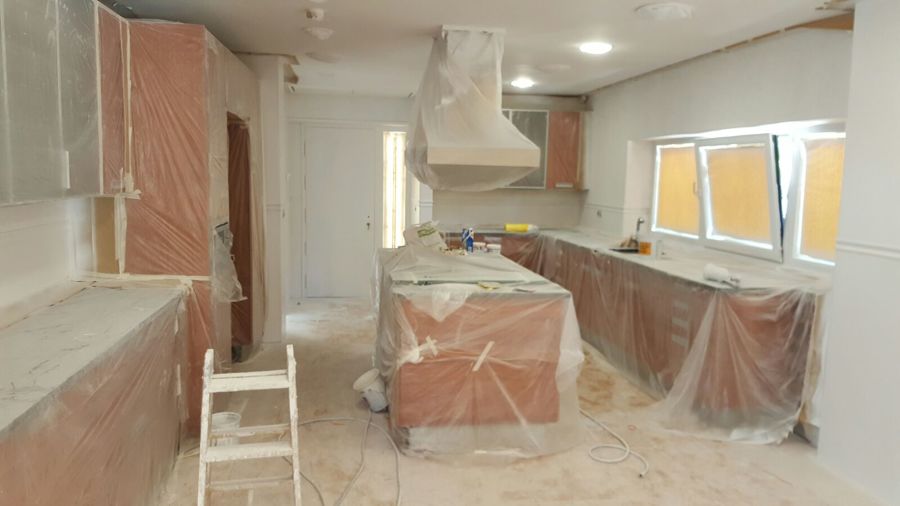 cocina proteccion del muebles y inmprimacion pintura en baldosas