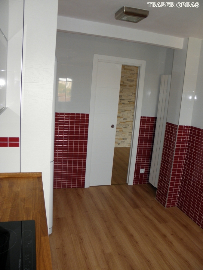 Cocina. Puerta corredera con armazón (cassoneto) por Traber Obras SL.