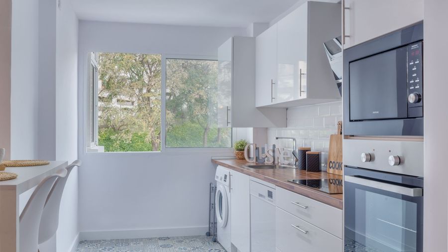 Cocina sencilla con gran ventanal