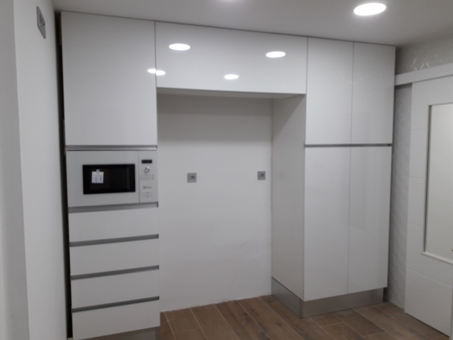 COCINA SIN TIRADORES BLANCO BRILLO