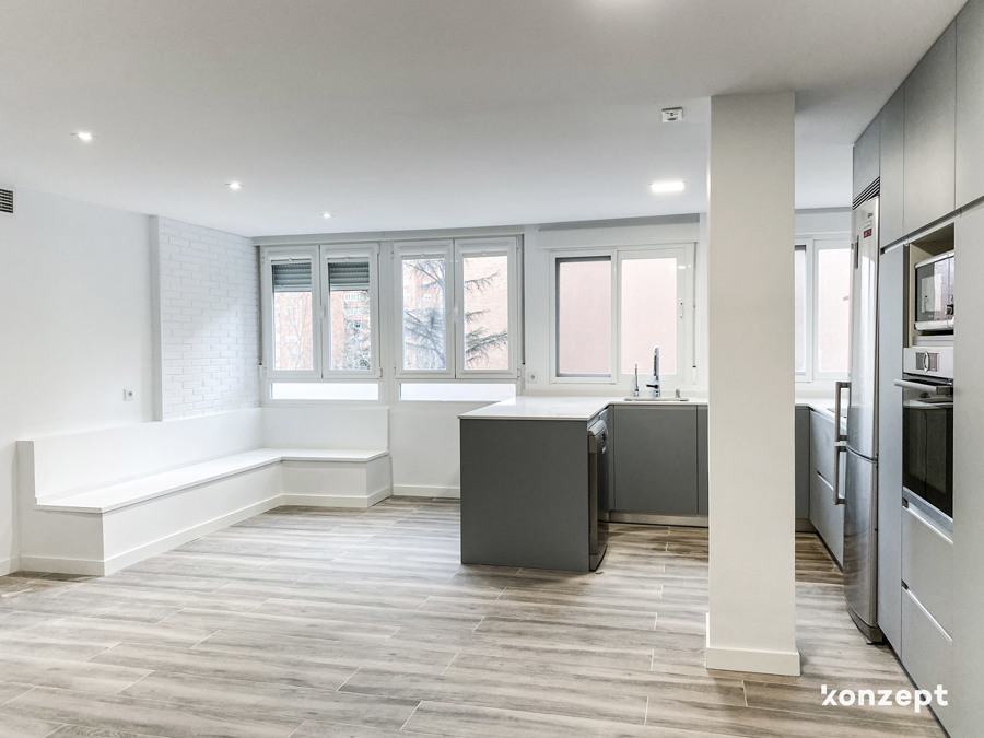 Cocina y banco de obra con almacenaje interior para la zona del comedor