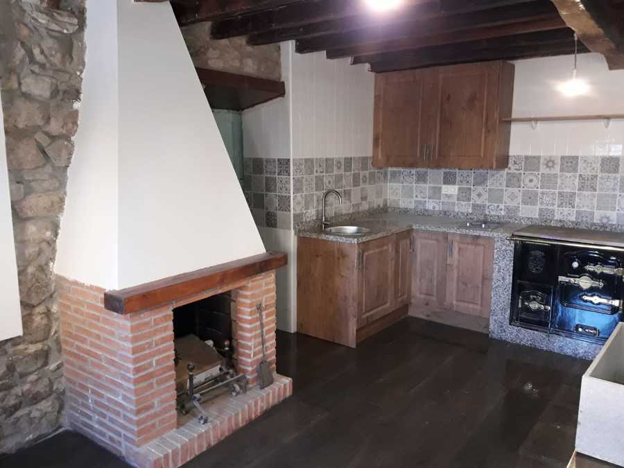 Cocina y chimenea francesa después