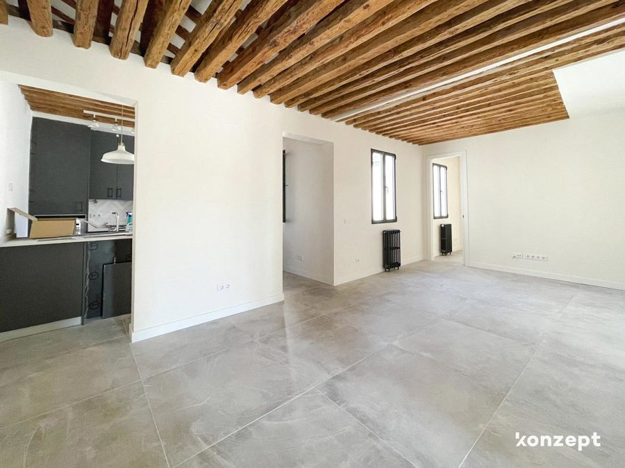 cocina y salón con vigas de madera vistas