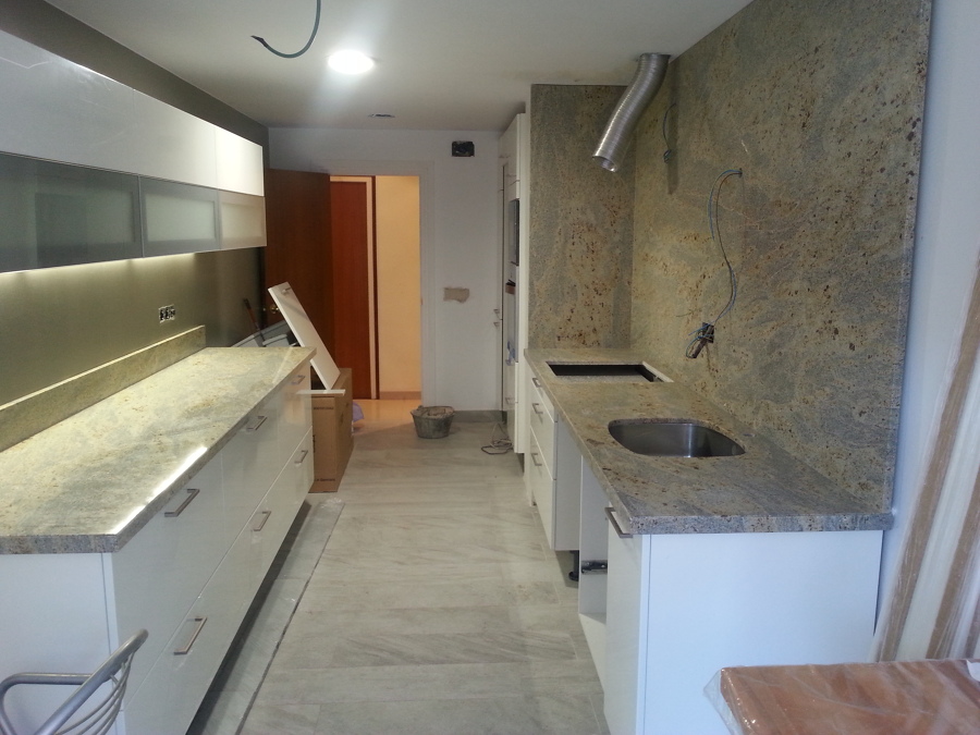 Col.locació de granet Kashimir Gold