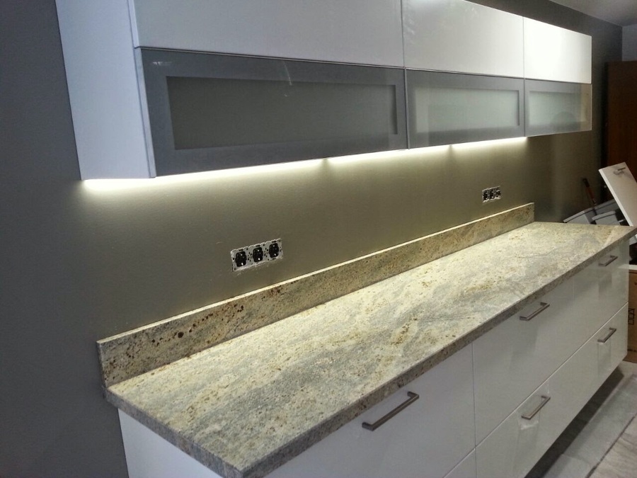 Col.locació de granet Kashimir Gold