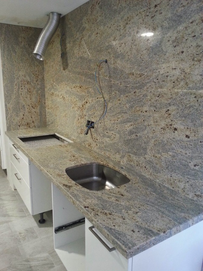 Col.locació de granet Kashimir Gold