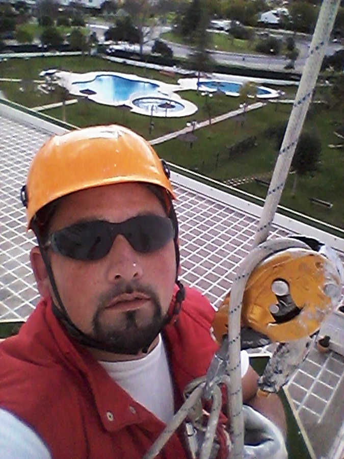 colgado de edificio de 50 metros