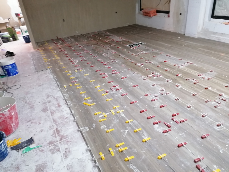 colocacion a tres cuartos de suelo imitación madera