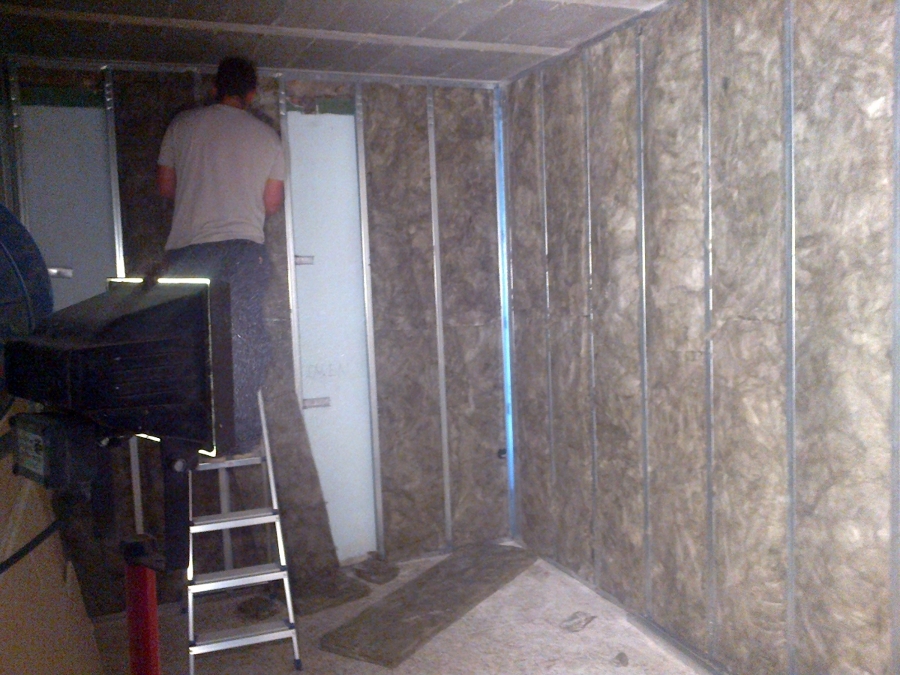 Colocación aislamiento térmico en trasdosado y tabiquería divisoria en habitaciones