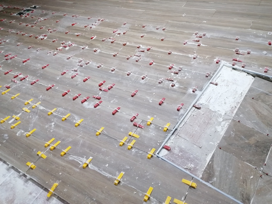 colocación con cuñas y puentes