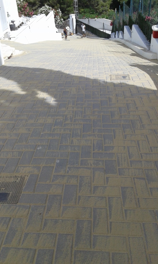 Colocación de adoquin negro a Espiga en chalet