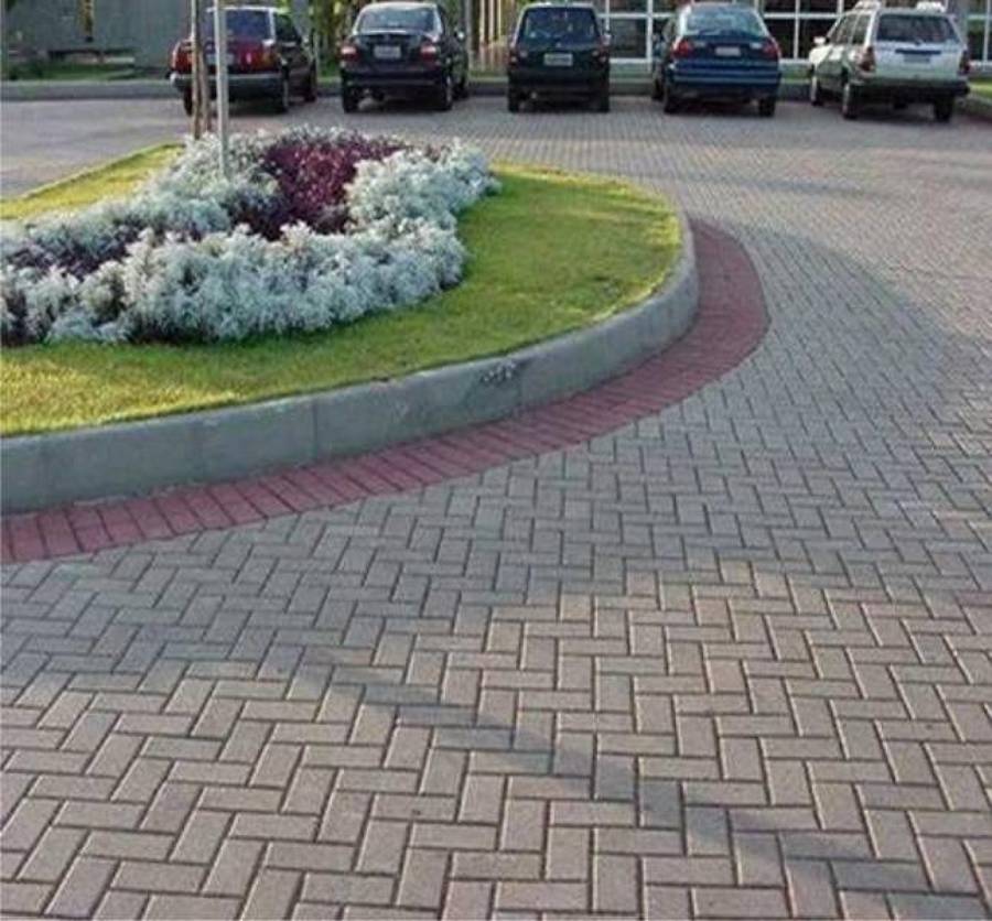 Colocación de adoquines en parquín