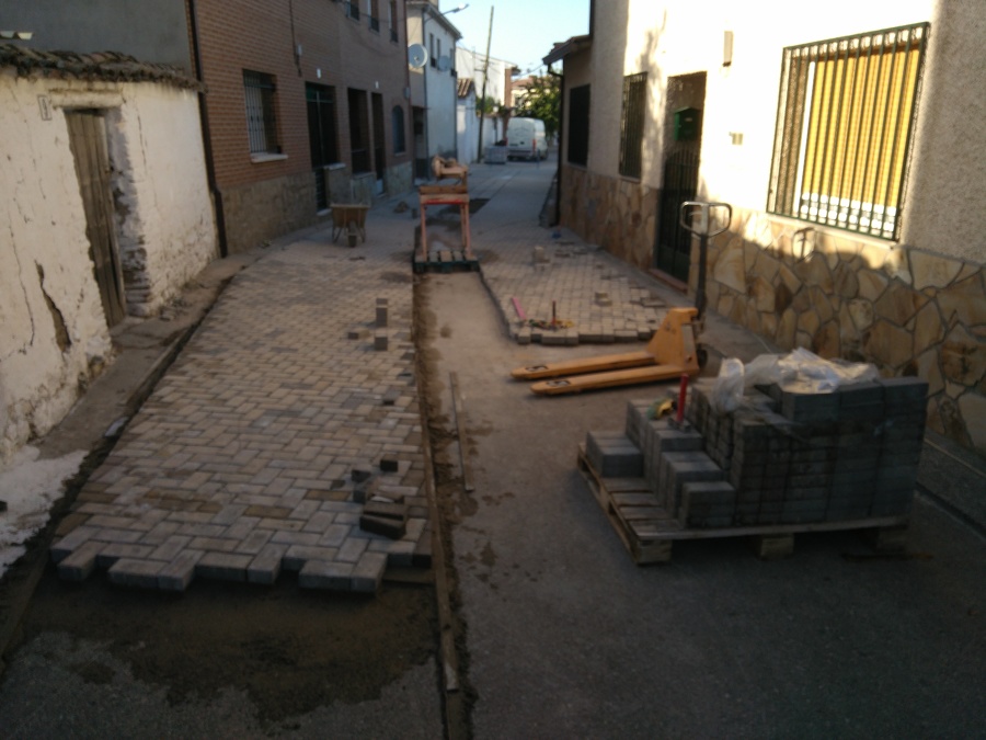 Colocación de adoquines y piedra de granito en las aceras