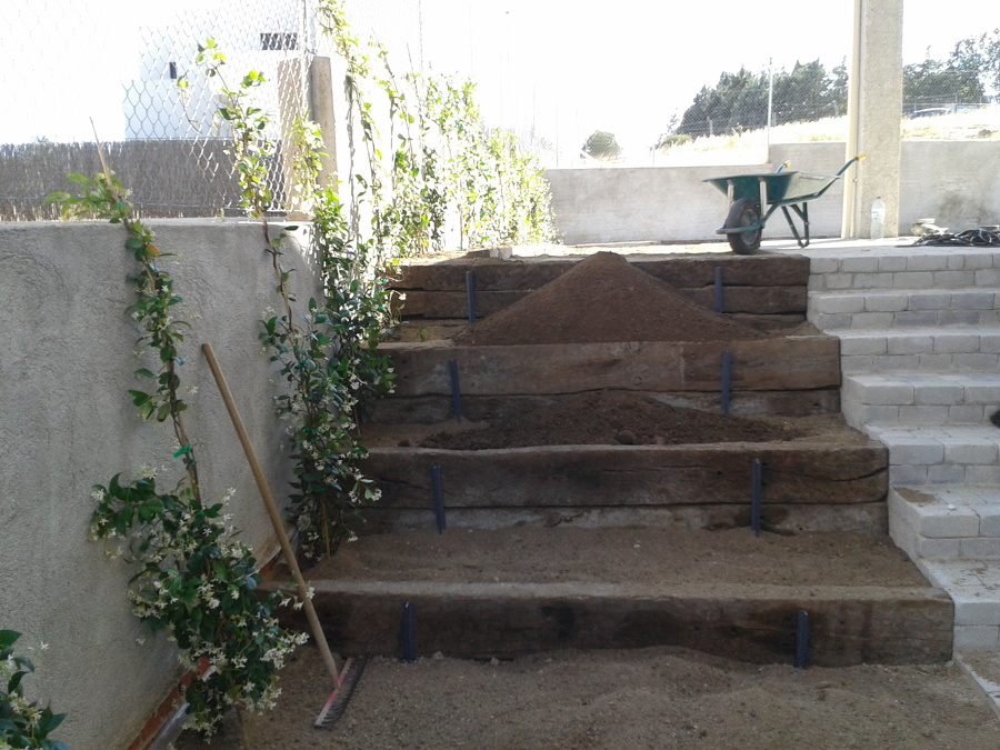 colocacion de bancadas traviesas ferrocarril y plantas trepadoras aromaticas