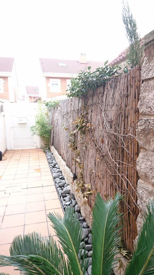 COLOCACIÓN DE BORDILLOS EN EL PASILLO DE ENTRADA