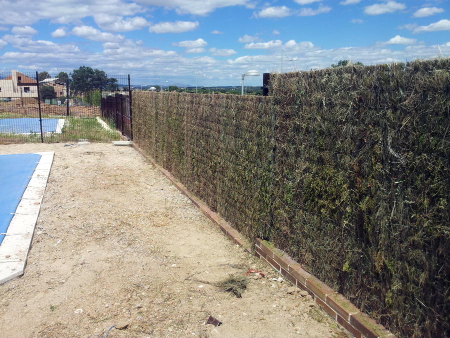 colocación de brezo en valla y realización de jardin