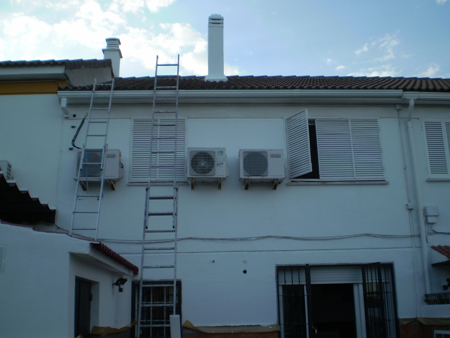 Colocación de canalón y arreglo de fachada