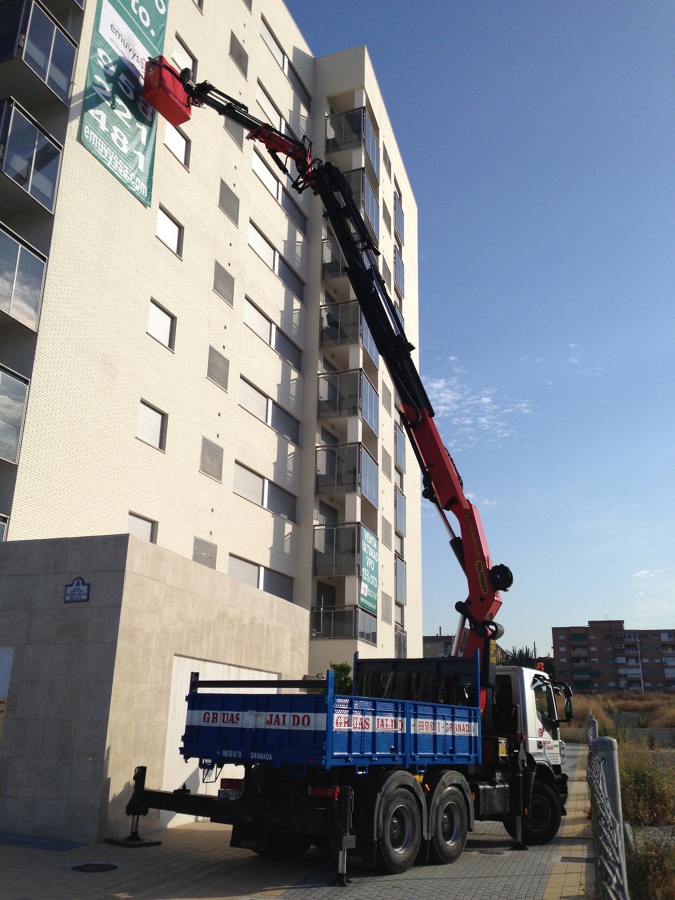 Colocación de cartel con grúa con cesta
