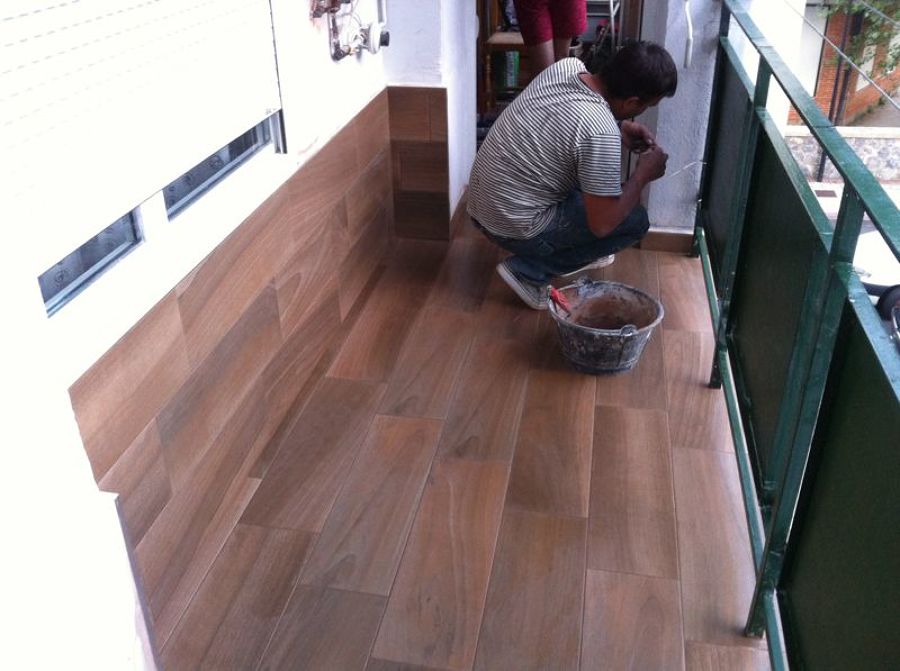COLOCACION DE CERAMICA IMITACION MADERA EN BALCON ESE SOY YO REMATANDO EL ZOCALO 