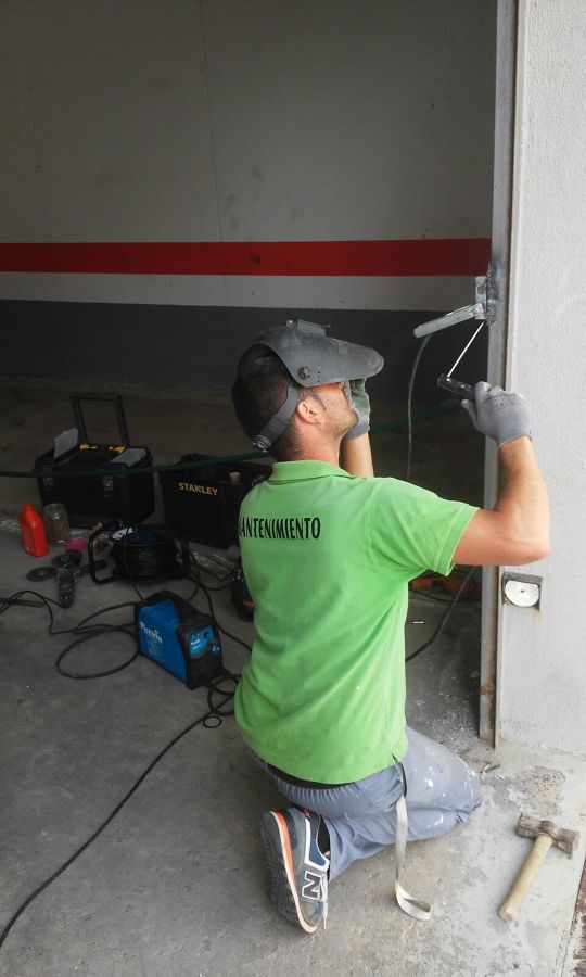 COLOCACION DE CERRADURA GARAJE COMUNITARIO