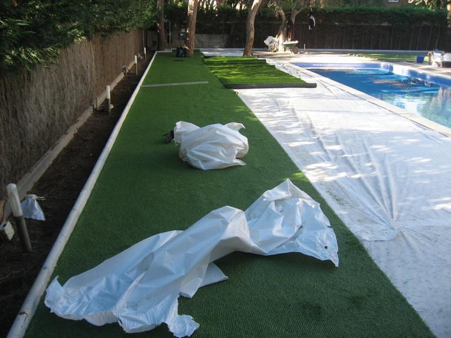 Colocación de césped artificial.