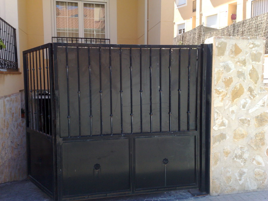 Colocación de chapa de hierro en puerta de forja