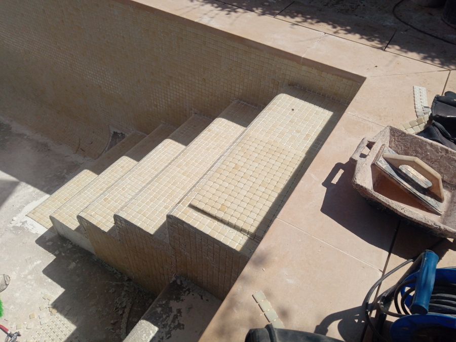 Colocación de coronación y gresite.