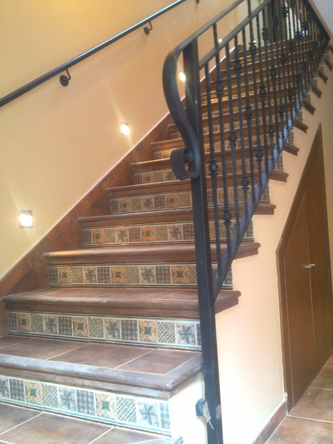 COLOCACION DE ESCALERA  Y PINTURA 