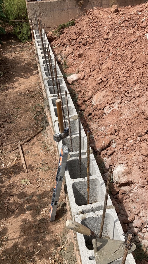 Colocación de hierro para ánclale del muro