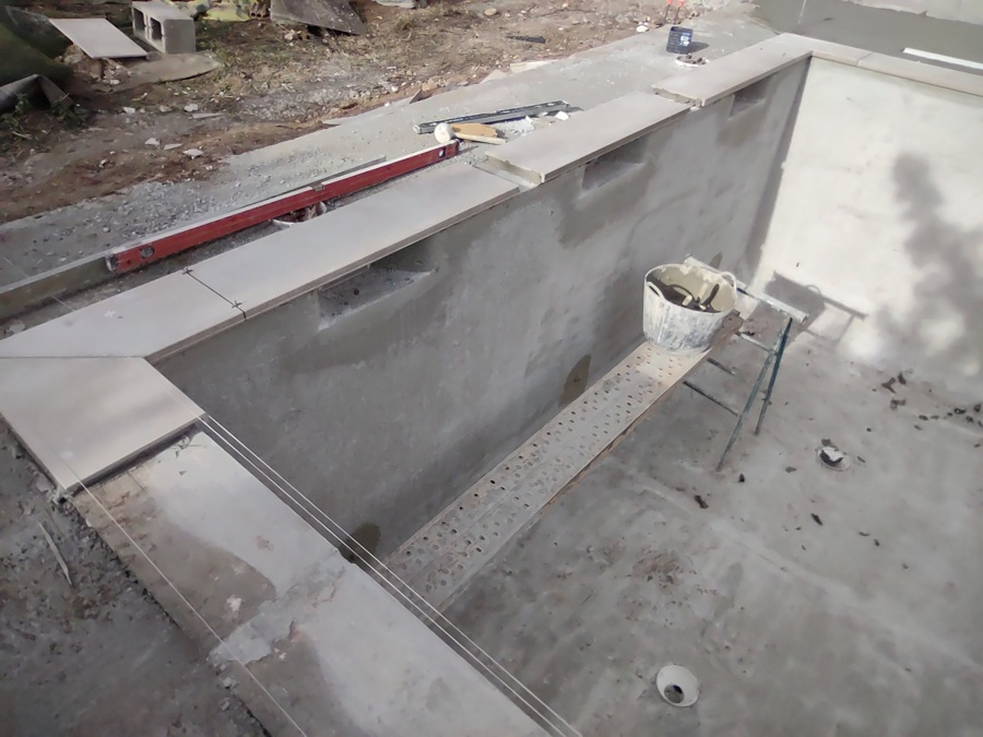 Colocación de las piezas de coronación. Piezas de 120 cm.