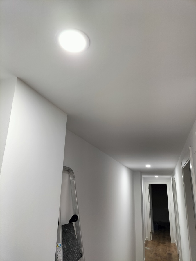 Colocacion de luminarias LED Downlight en pasillo