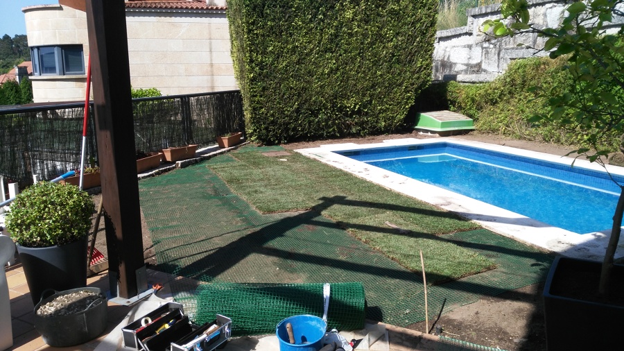 Colocacion de malla antitpos bajo el cesped natural