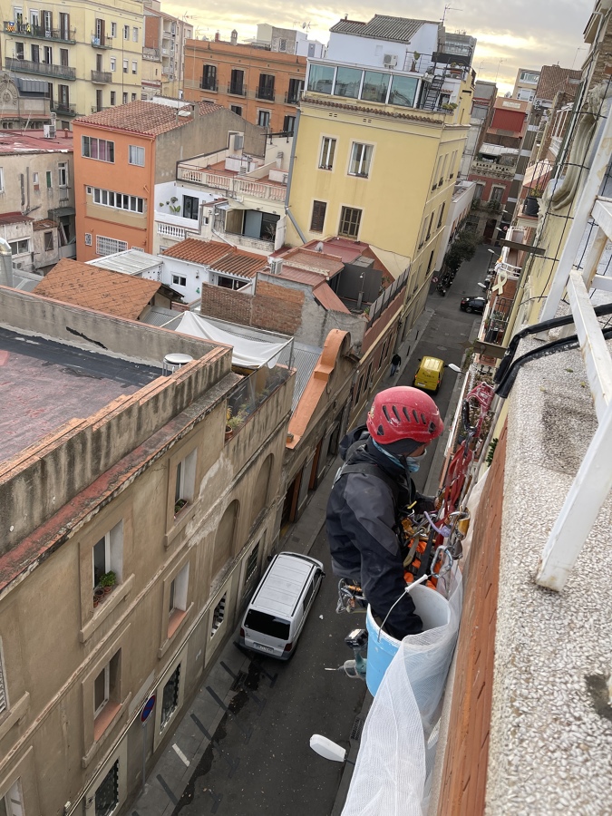Colocación de malla de protección con trabajos verticales y posicionamiento con cuerda en altura