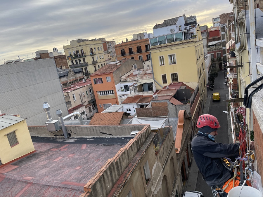 Colocación de malla de protección con trabajos verticales y posicionamiento con cuerda en altura