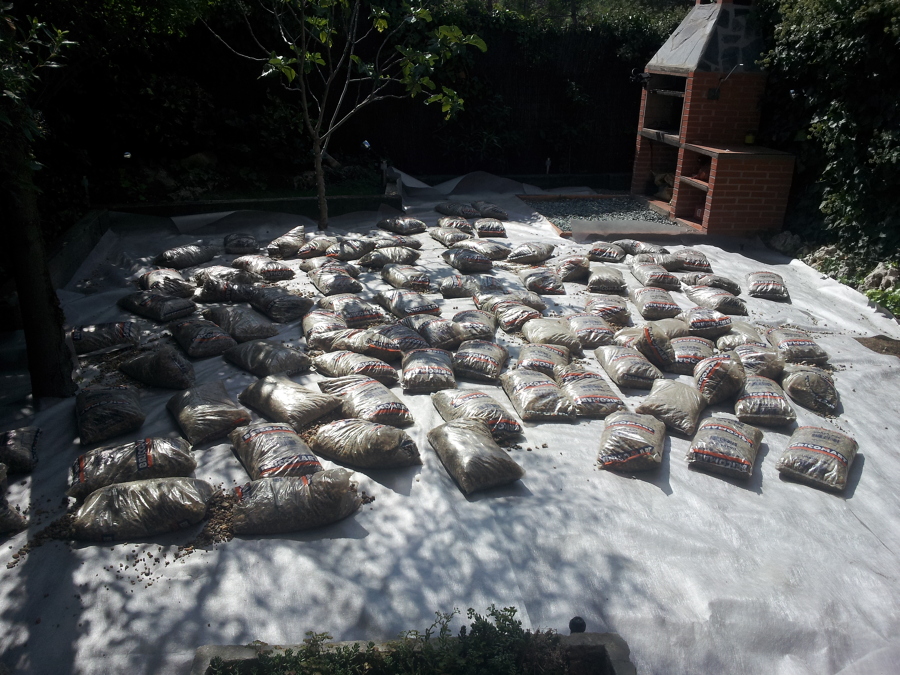 COLOCACIÓN DE MALLA GEOTEXTIL Y ARENA DE RIO