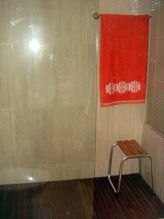 Colocación de mármol en baño principal