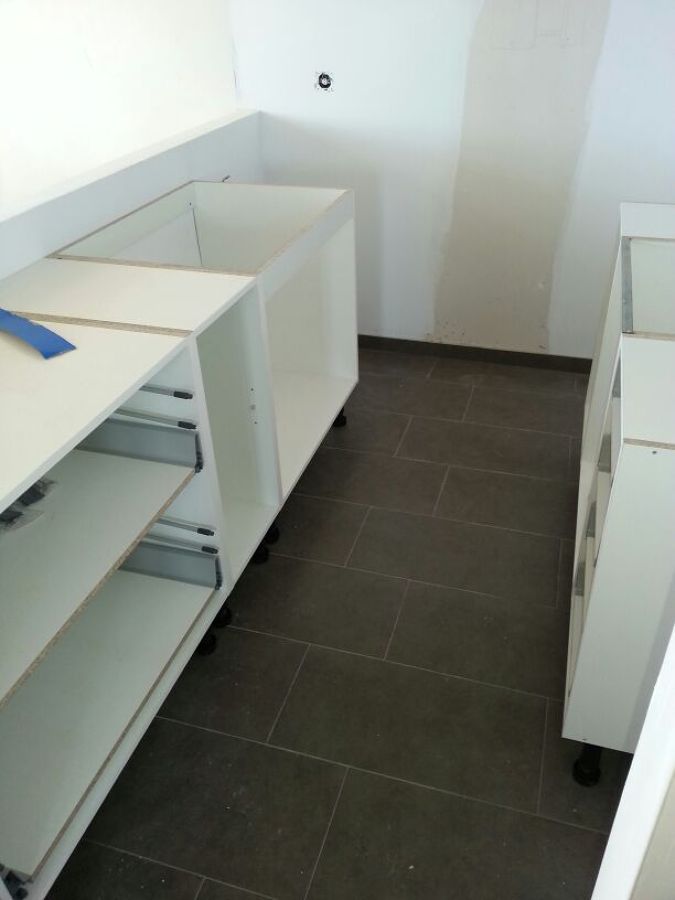 Colocación de modulos de cocina y ceramica en pavimento
