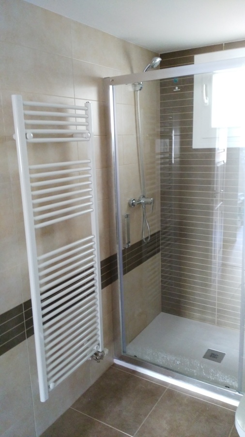 Colocación de nuevo radiador toallero.